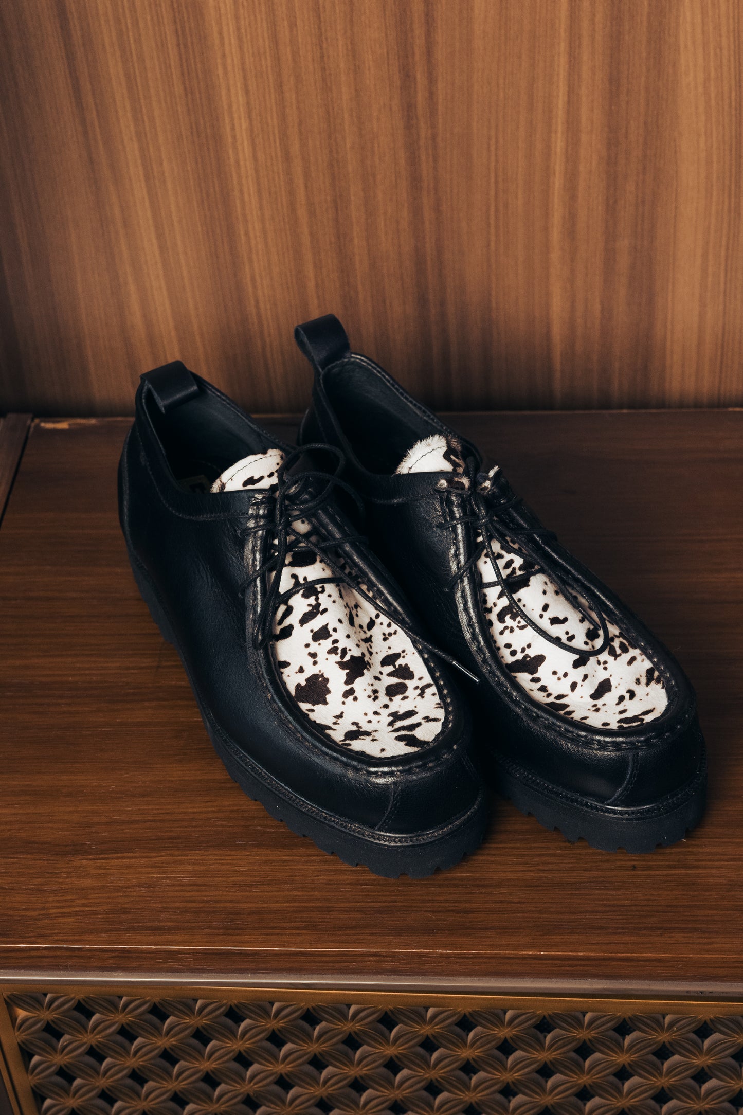 “La Vache” Noir Derby Moc-Toe
