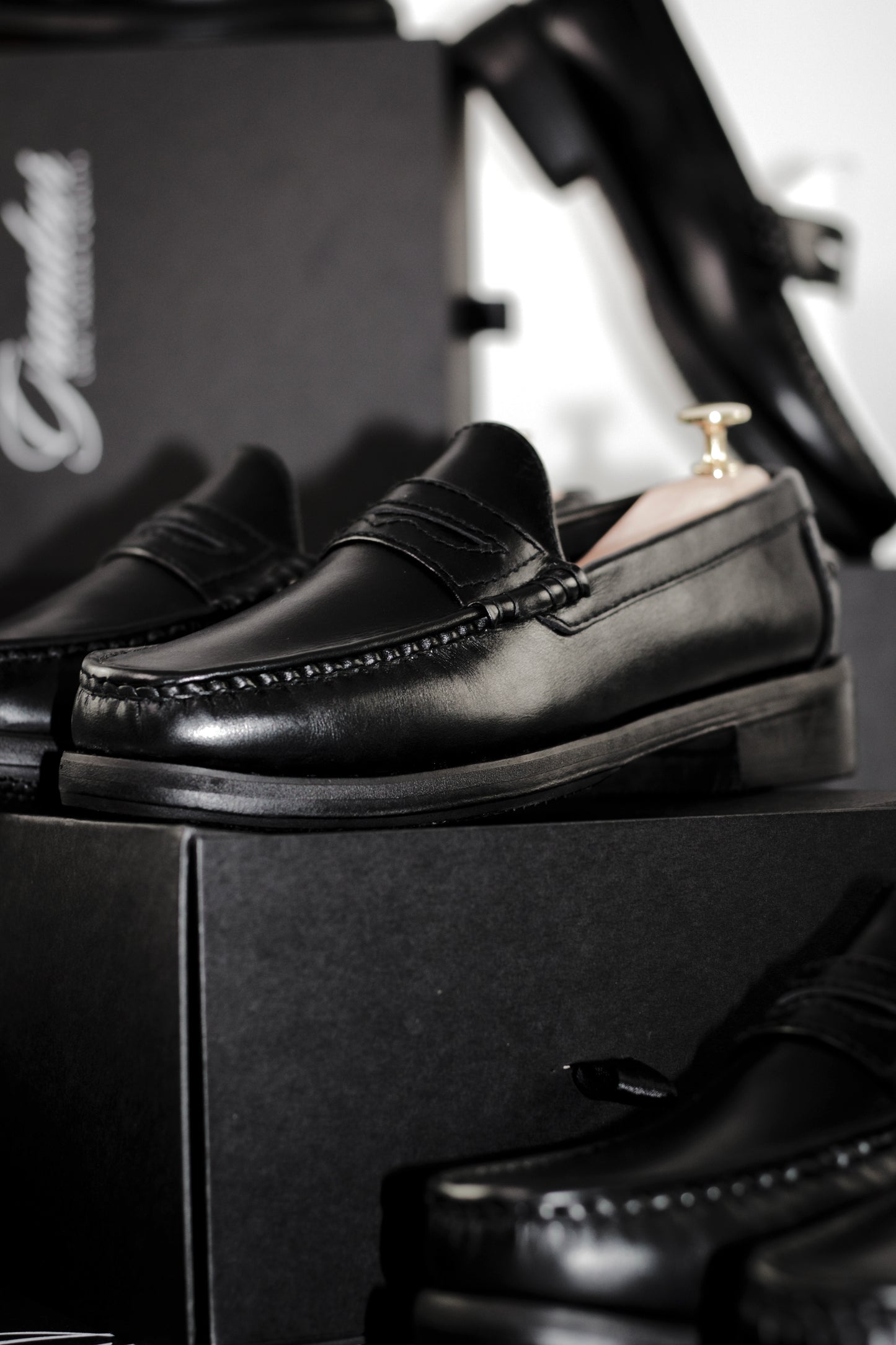 GRANDEUR “J.M.” PENNY LOAFERS in NOIR BLACK