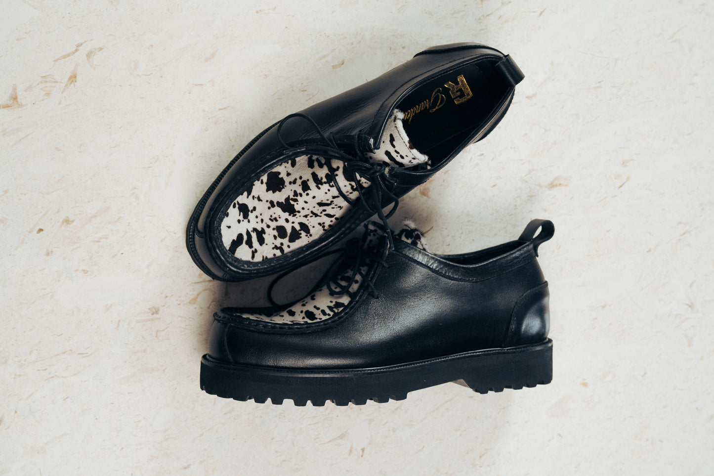 “La Vache” Noir Derby Moc-Toe